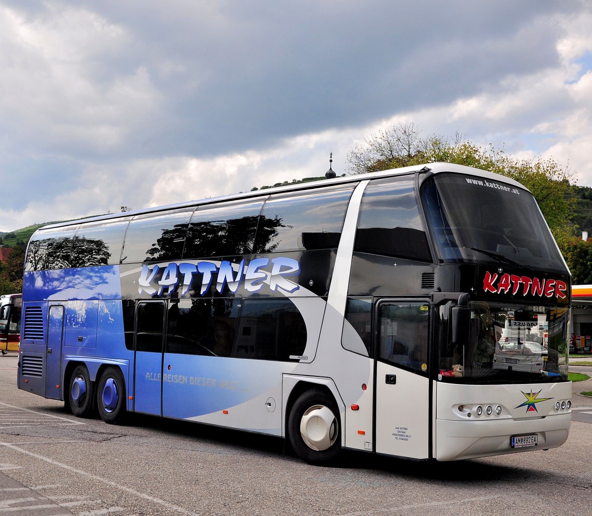Neoplan Skyliner von KATTNER Reisen aus Haag in Nieder�sterreich am 21.August 2014 in Krems gesehen.