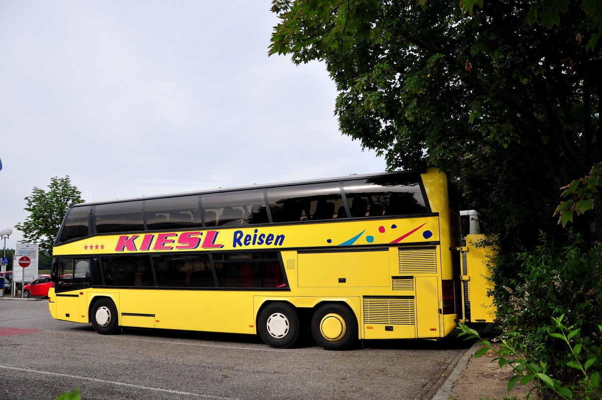 Neoplan Skyliner von Kiesl Reisen aus �sterreich im Juni 2015 in Krems.