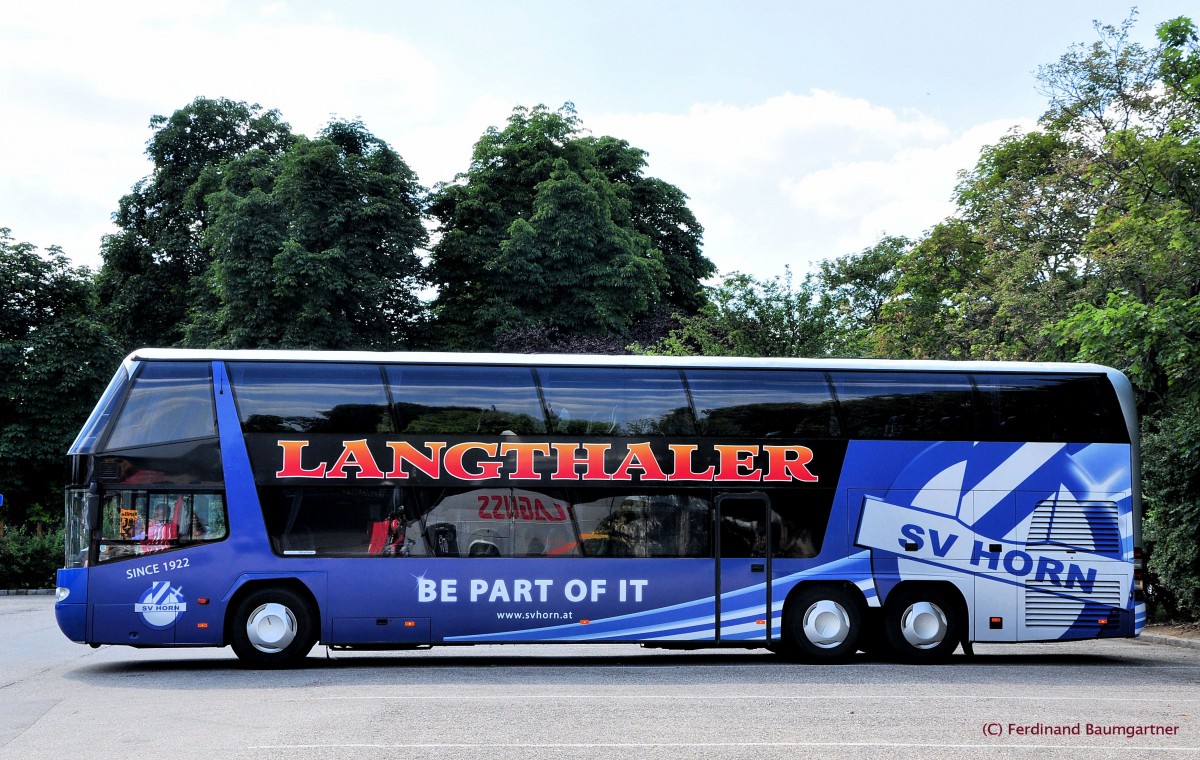 NEOPLAN SKYLINER von LANGTHALER Reisen aus Nieder�sterreich am 8.7.2013 in Krems an der Donau.