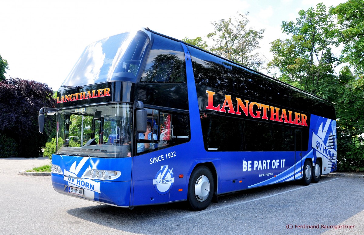 NEOPLAN SKYLINER von LANGTHALER Reisen aus Nieder�sterreich am 8.7.2013 in Krems an der Donau.