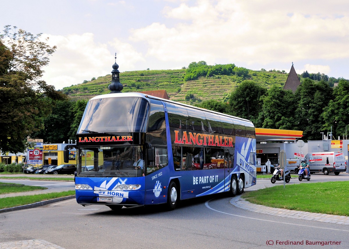 NEOPLAN SKYLINER von LANGTHALER Reisen aus Nieder�sterreich am 8.7.2013 in Krems an der Donau.