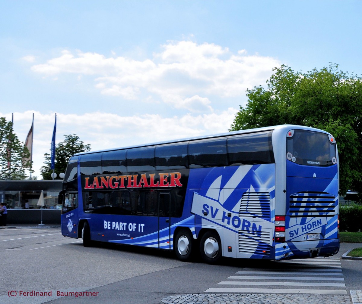 NEOPLAN SKYLINER von LANGTHALER Reisen aus Nieder�sterreich am 8.7.2013 in Krems an der Donau.