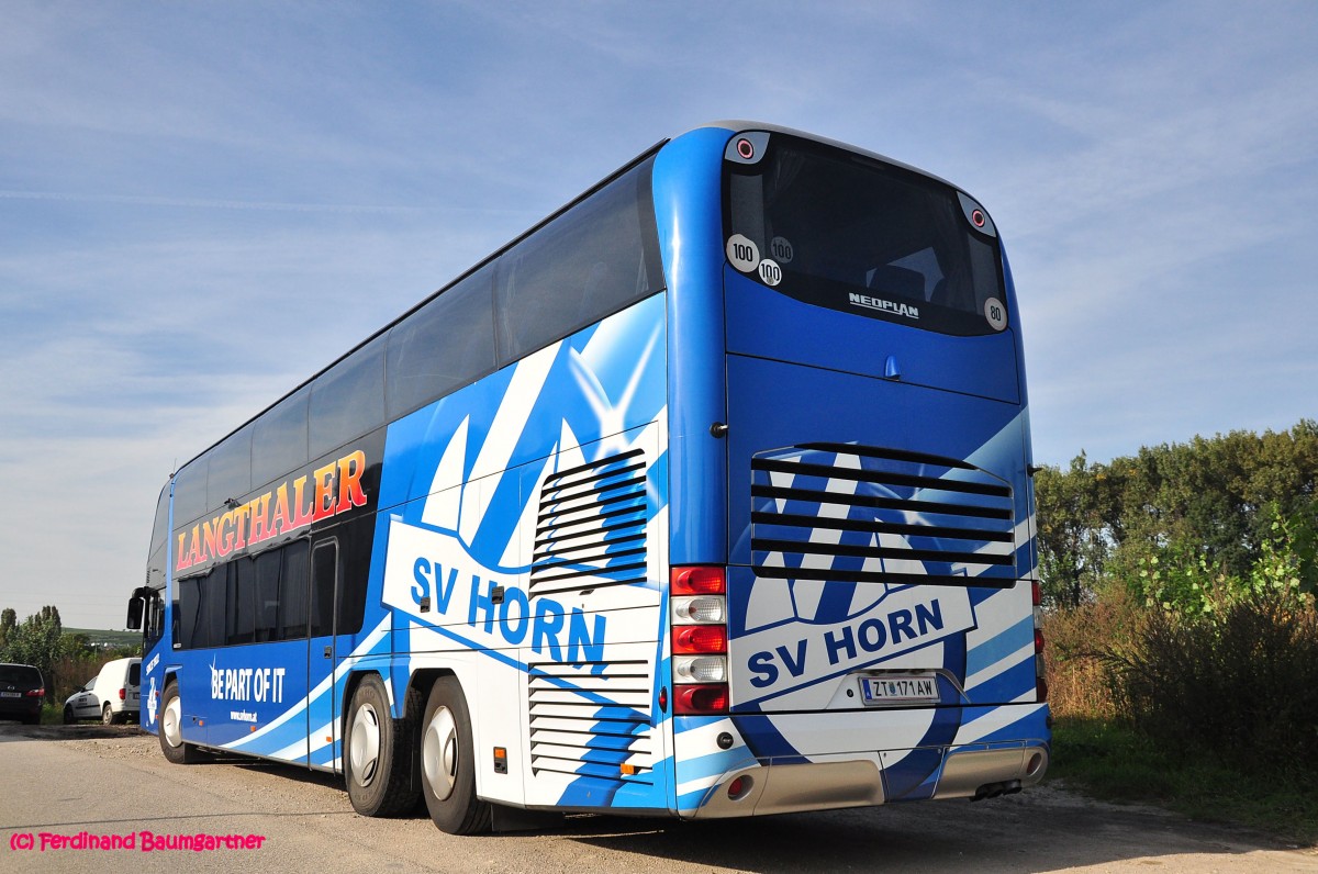 Neoplan Skyliner von Langthaler Reisen aus �sterreich am 24.9.2014 in Krems gesehen.