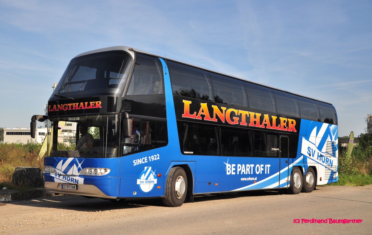 Neoplan Skyliner von Langthaler Reisen aus �sterreich am 24.9.2014 in Krems gesehen.