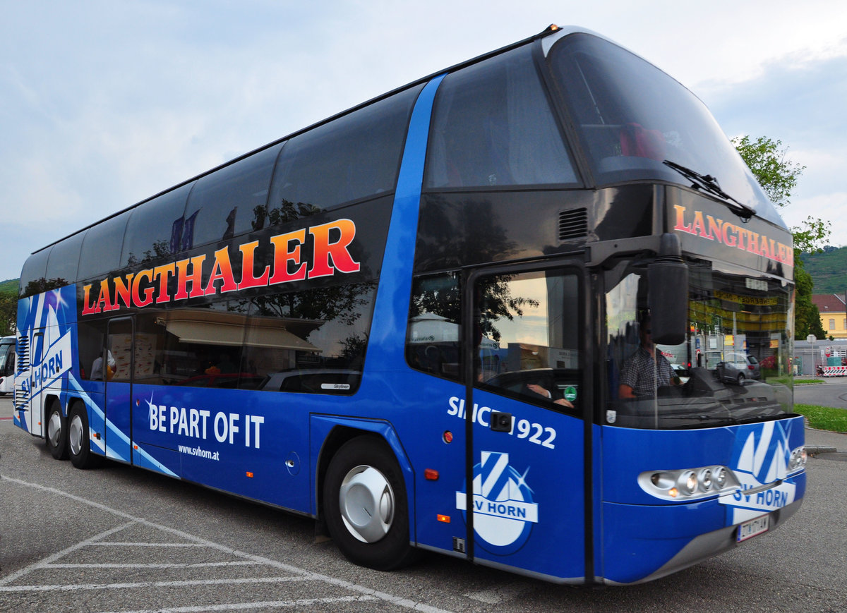 Neoplan Skyliner von Langthaler Reisen aus Nieder�sterreich in Krems gesehen.