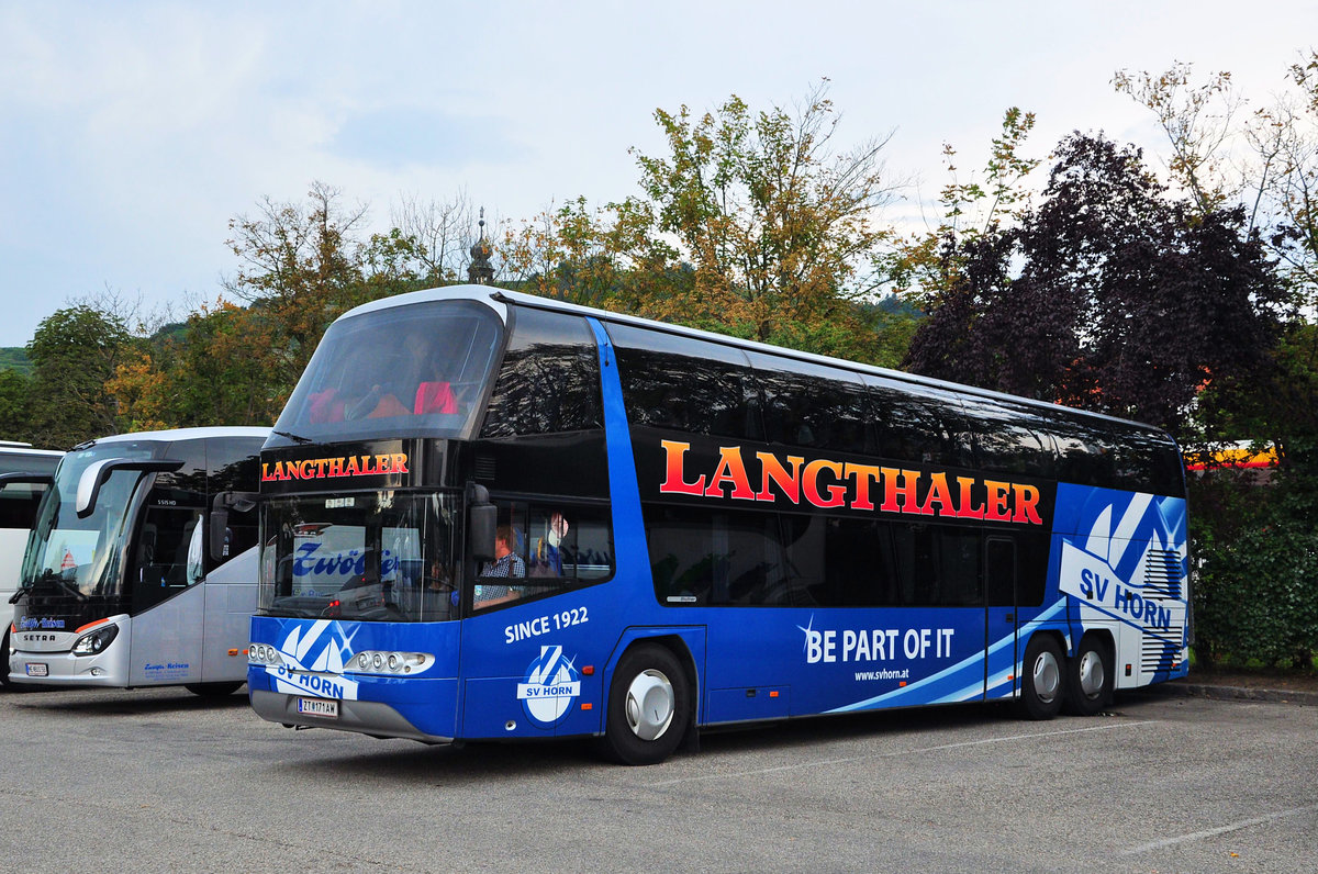 Neoplan Skyliner von Langthaler Reisen aus Nieder�sterreich in Krems gesehen.