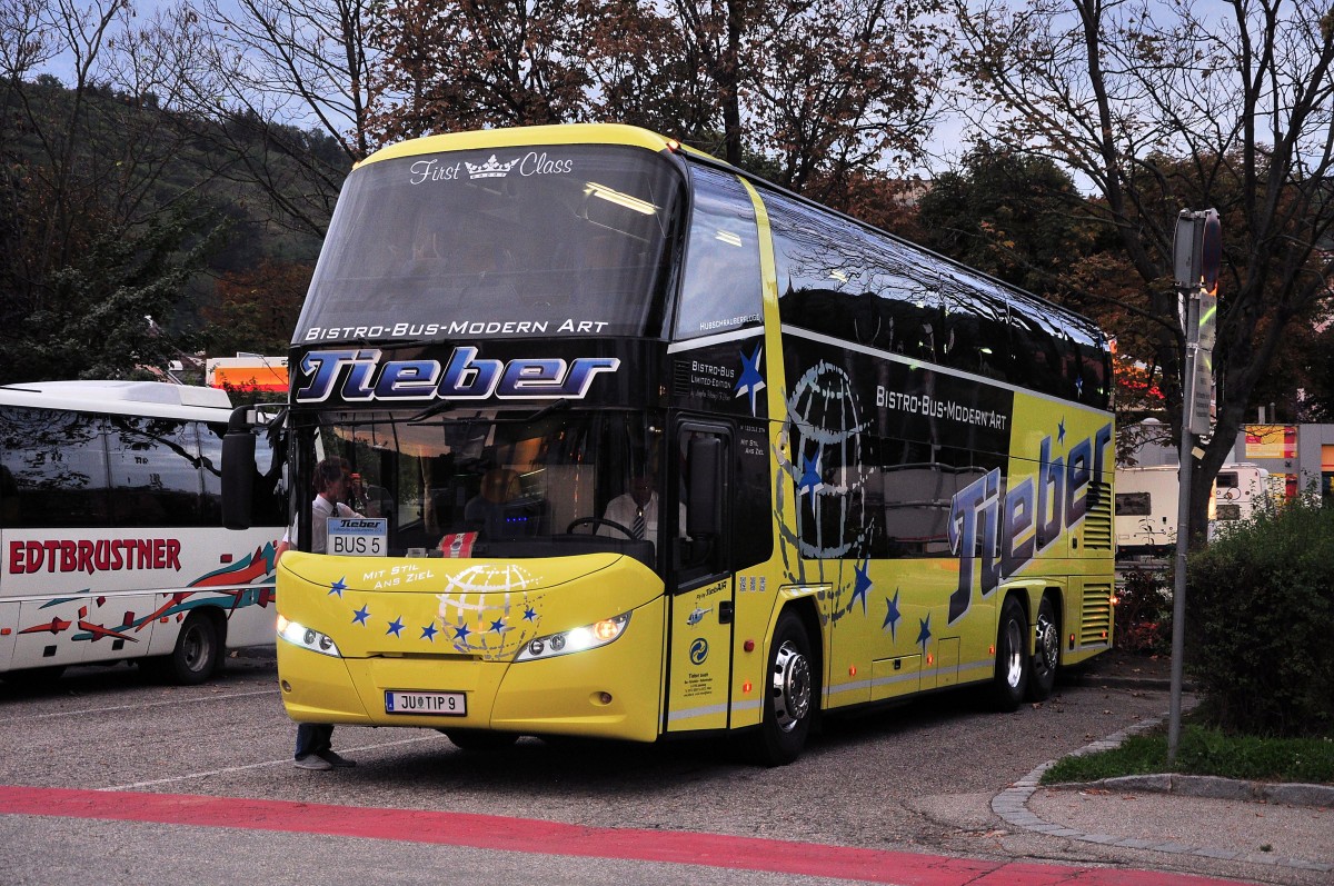 Neoplan Skyliner von TIEBER Reisen aus �sterreich am 20.9.2014 in Krems.
