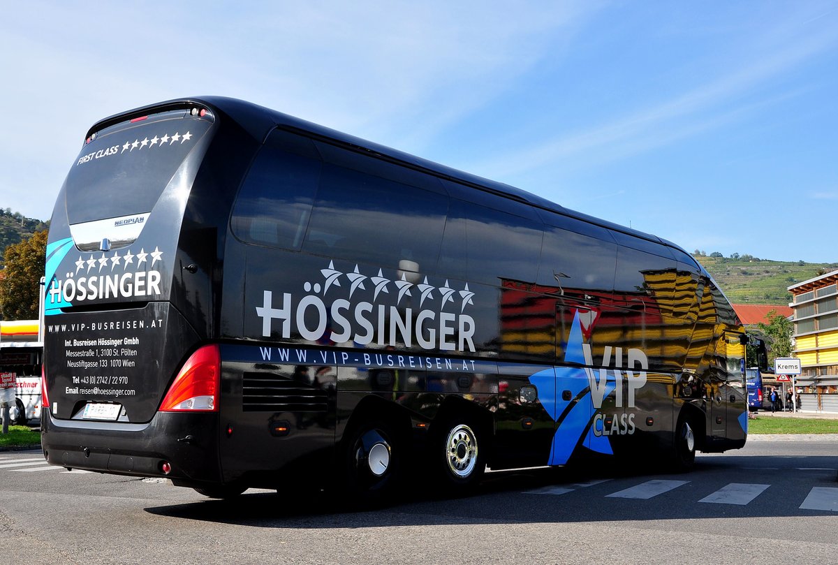 Neoplan Starliner von H�ssinger Reisen aus Nieder�sterreich in Krems gesehen.