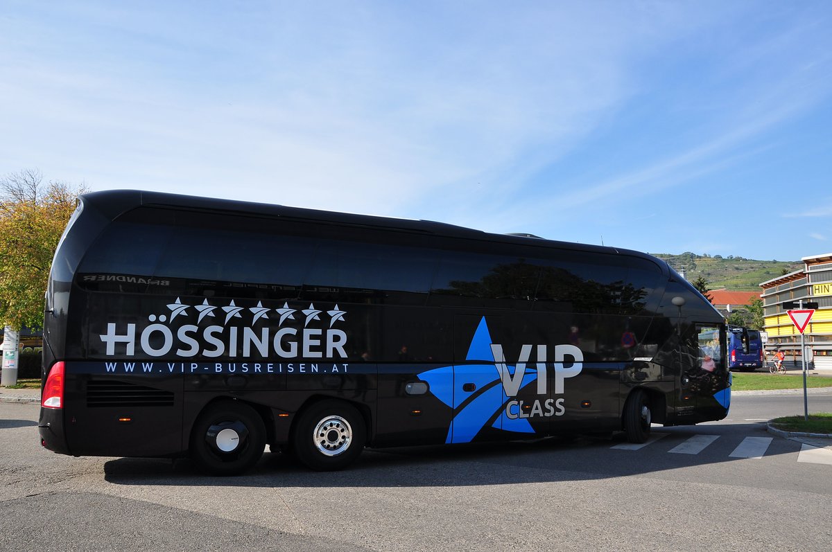 Neoplan Starliner von H�ssinger Reisen aus Nieder�sterreich in Krems gesehen.