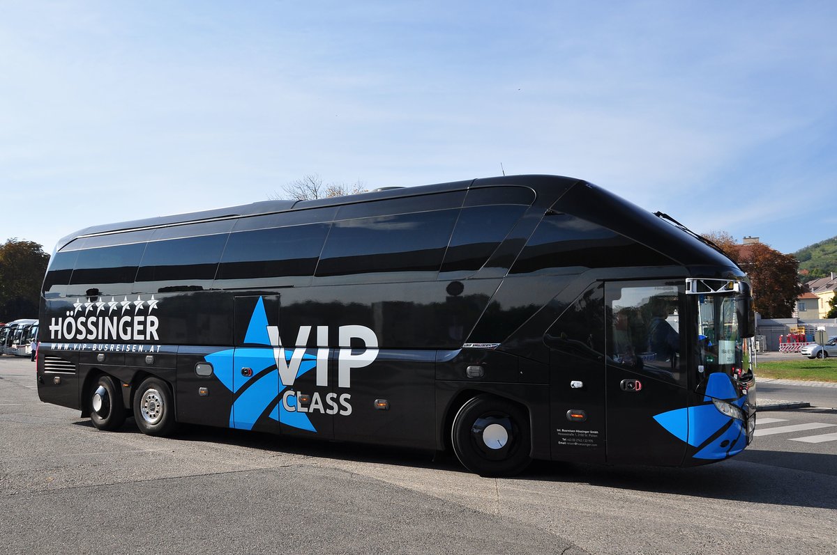 Neoplan Starliner von H�ssinger Reisen aus Nieder�sterreich in Krems gesehen.