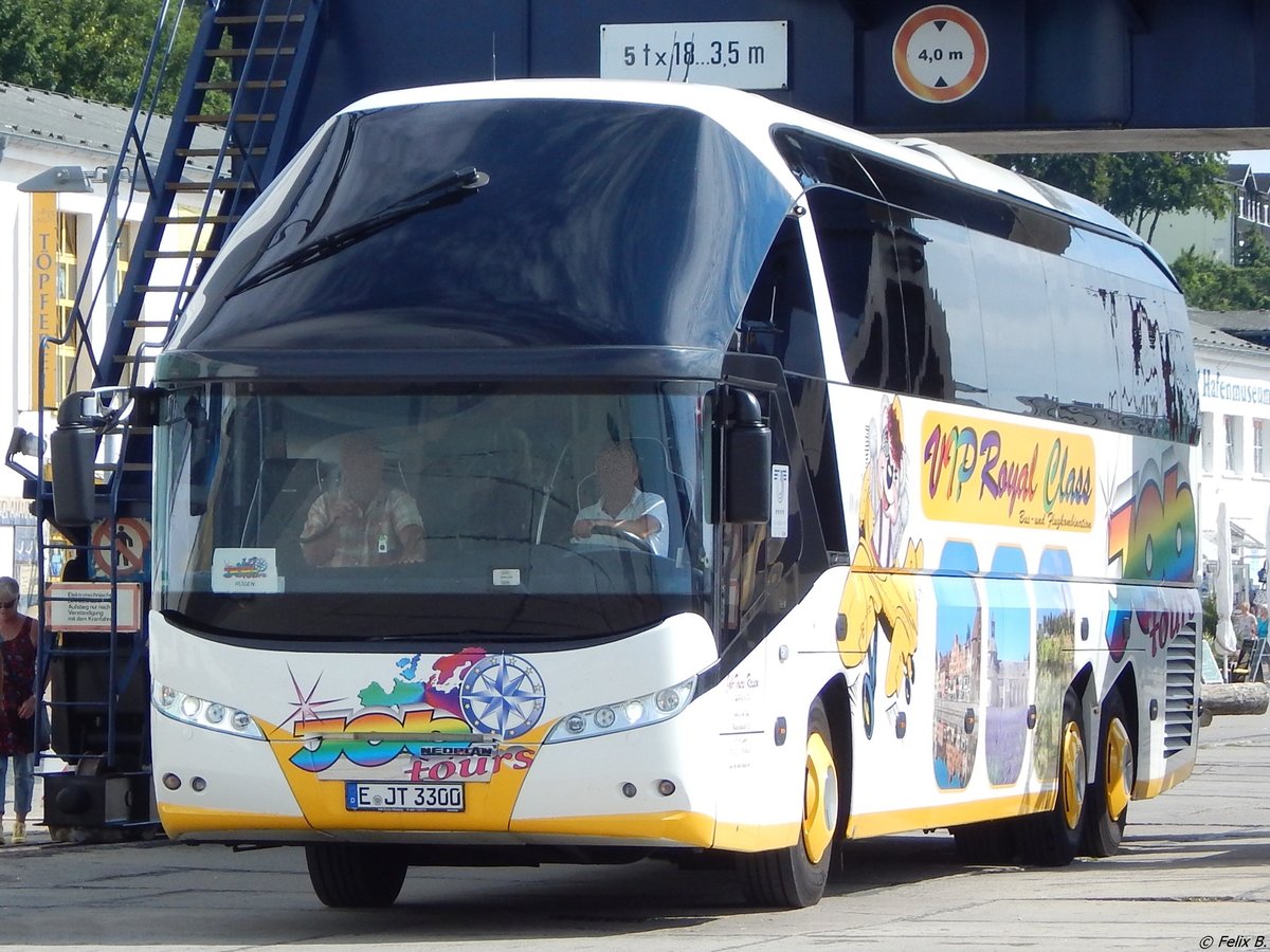 Neoplan Starliner von JobTours aus Deutschland im Stadthafen Sassnitz.