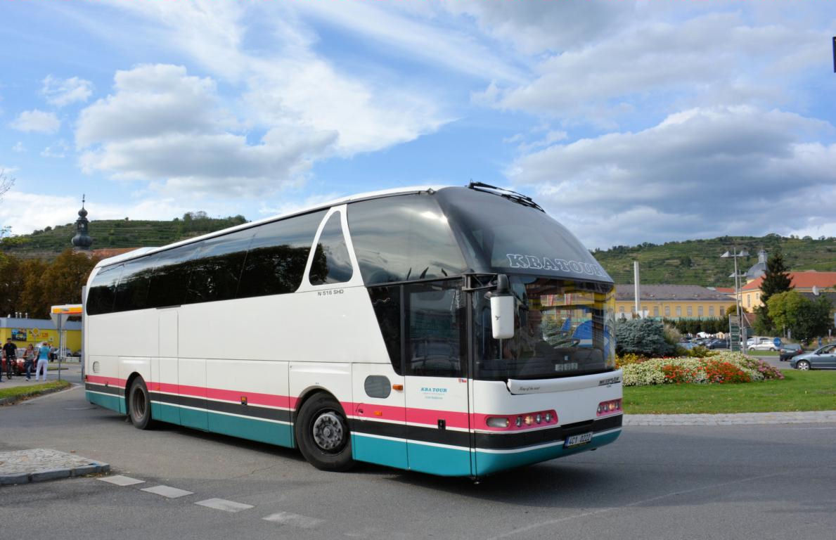 Neoplan Starliner von KBA Tours mit H�nger in Krems unterwegs.