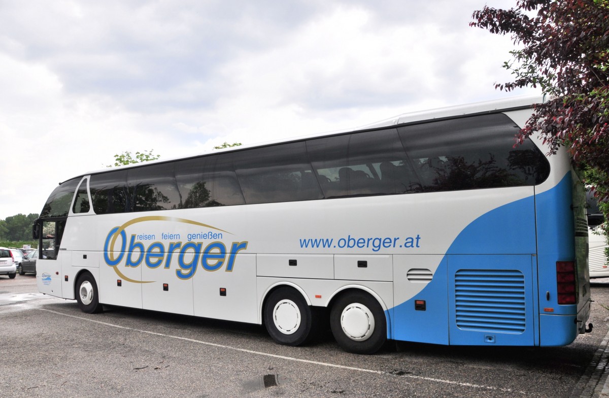Neoplan Starliner von OBERGER Reisen aus �sterreich am 9.5.2015 in Krems.