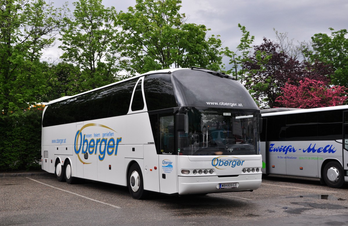 Neoplan Starliner von OBERGER Reisen aus �sterreich am 9.5.2015 in Krems.