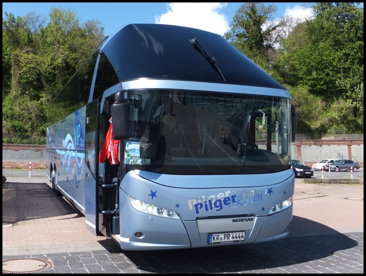 Neoplan Starliner von Pilger Reisen aus Deutschland im Stadthafen Sassnitz.