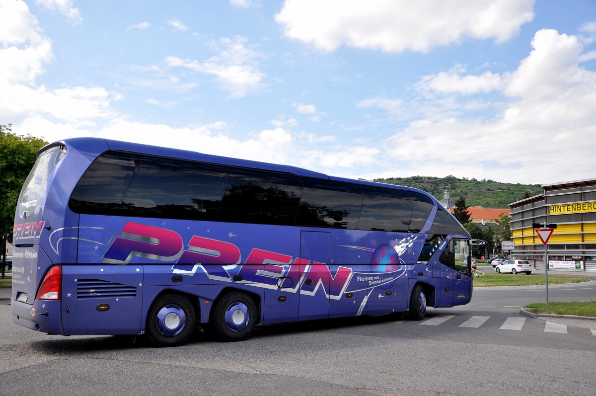 Neoplan Starliner von Prein Komfortreisen aus Bruck an der Mur in der Steiermark/�sterreich im Juni 2015 in Krems.