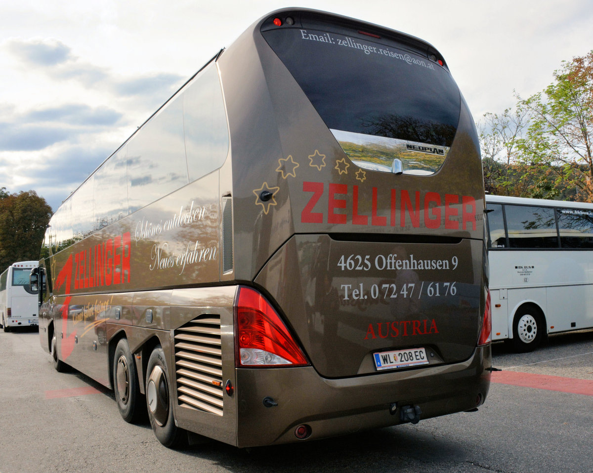 Neoplan Starliner von Zellinger Reisen aus Ober�sterreich in Krems gesehen.
