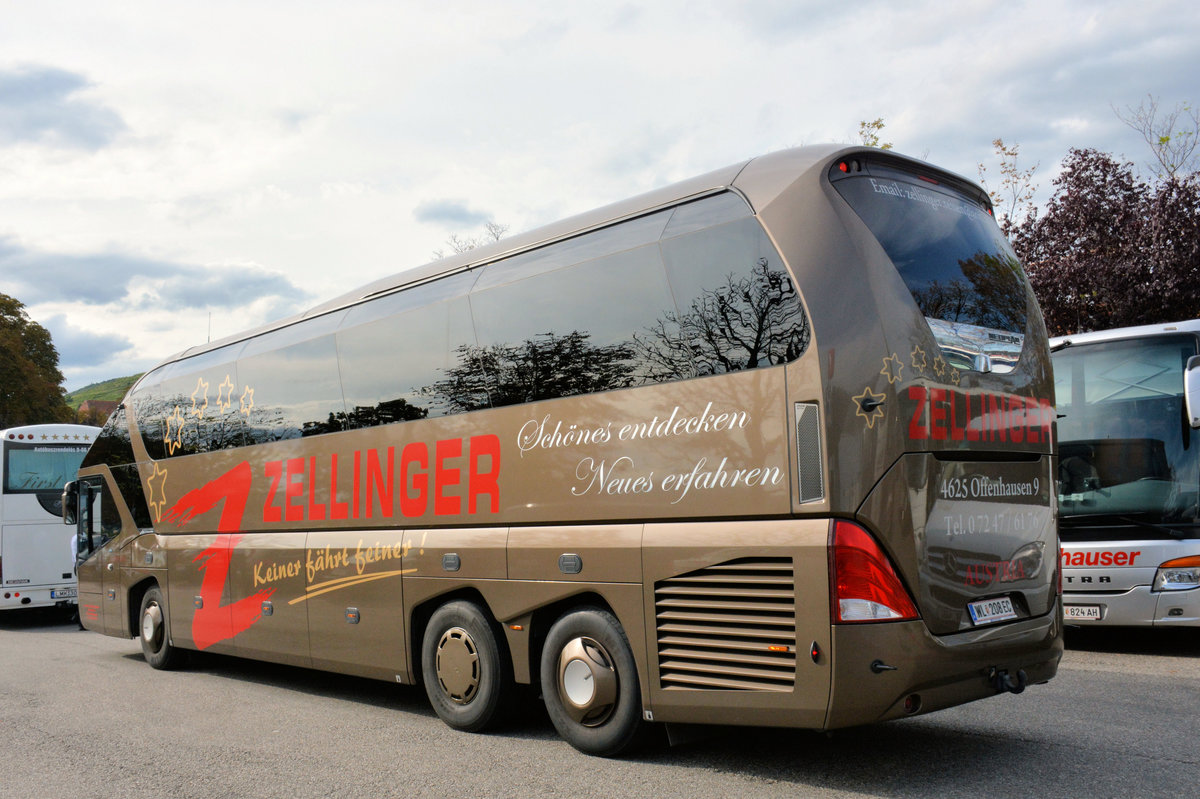 Neoplan Starliner von Zellinger Reisen aus Ober�sterreich in Krems gesehen.