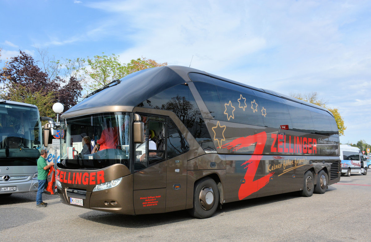 Neoplan Starliner von Zellinger Reisen aus Ober�sterreich in Krems gesehen.