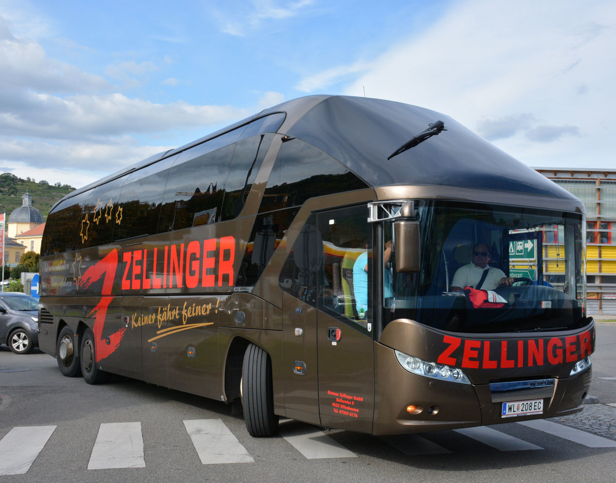 Neoplan Starliner von Zellinger Reisen aus Ober�sterreich in Krems gesehen.