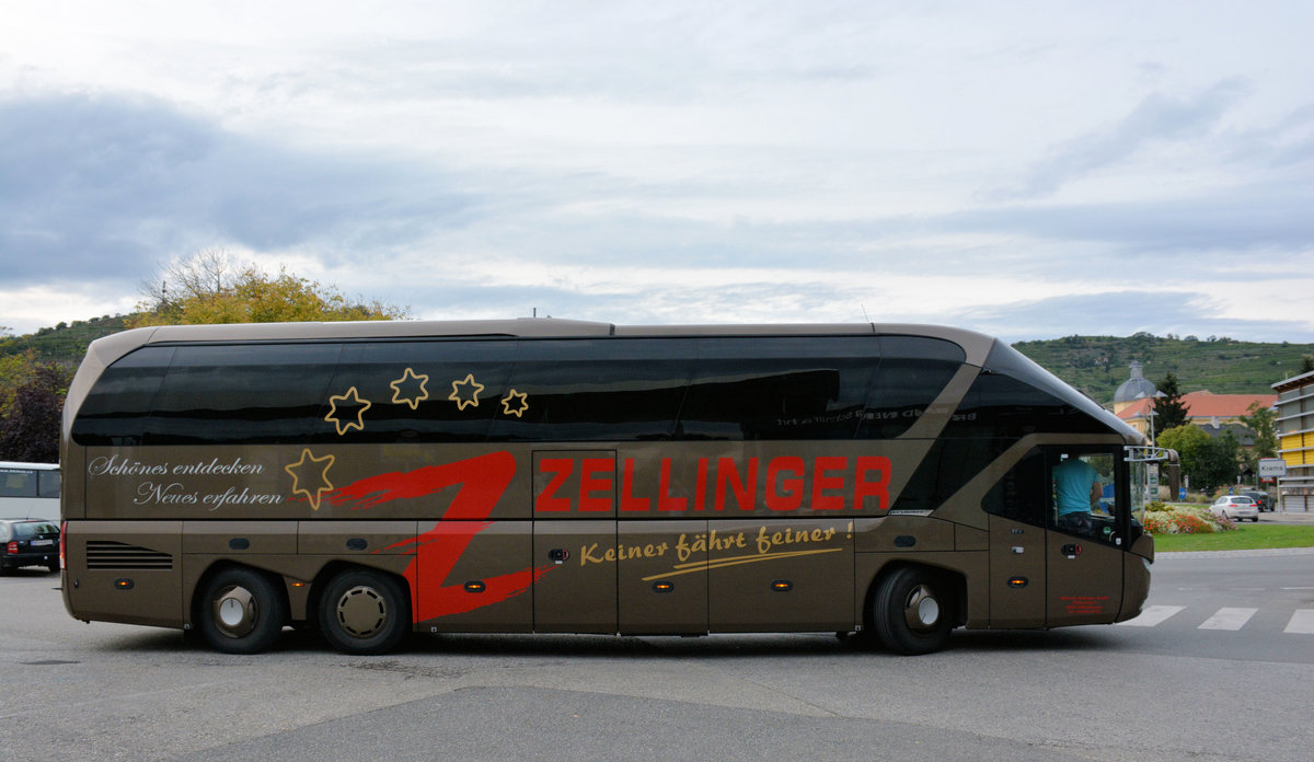Neoplan Starliner von Zellinger Reisen aus Ober�sterreich in Krems gesehen.