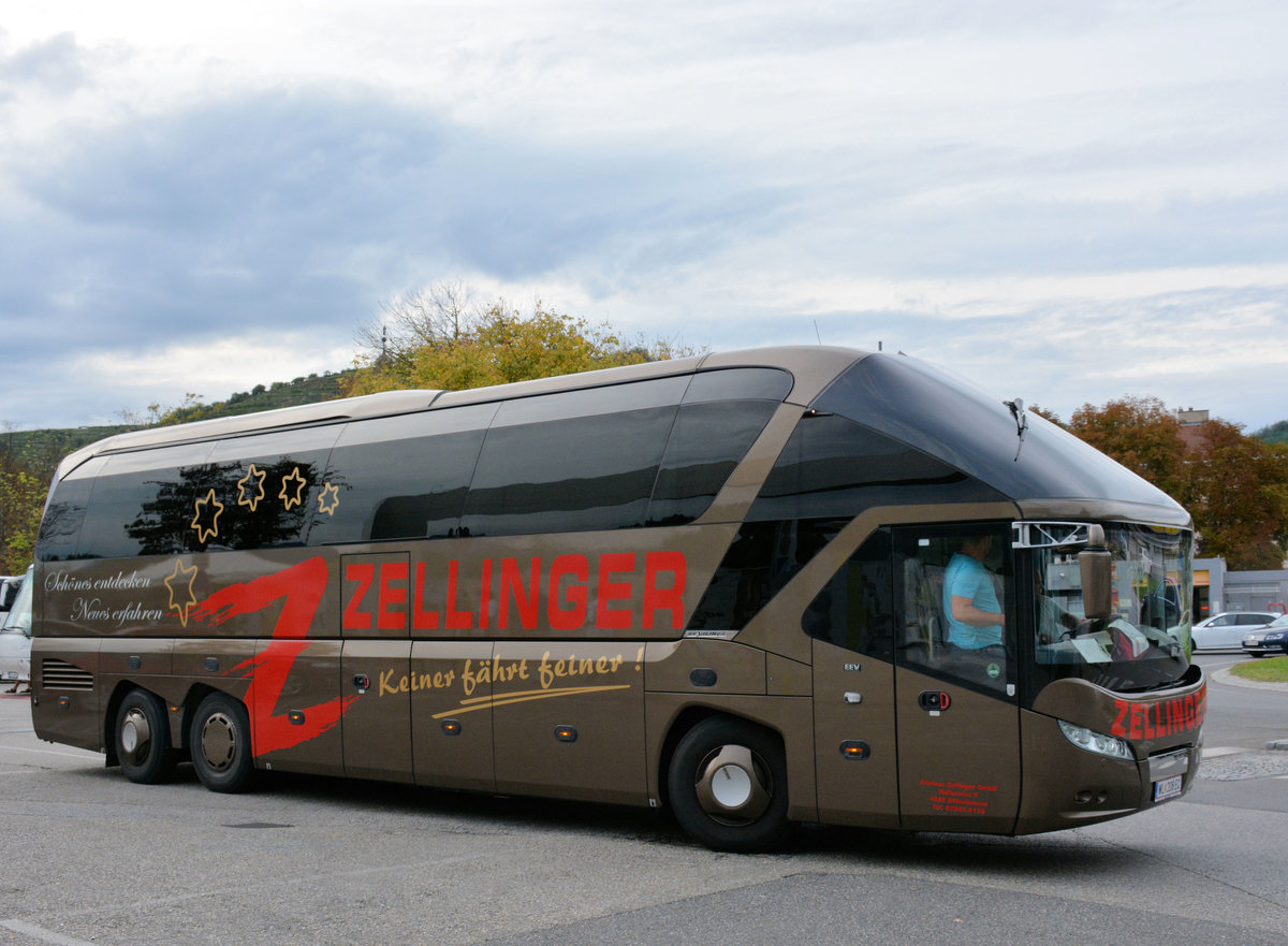 Neoplan Starliner von Zellinger Reisen aus Ober�sterreich in Krems gesehen.