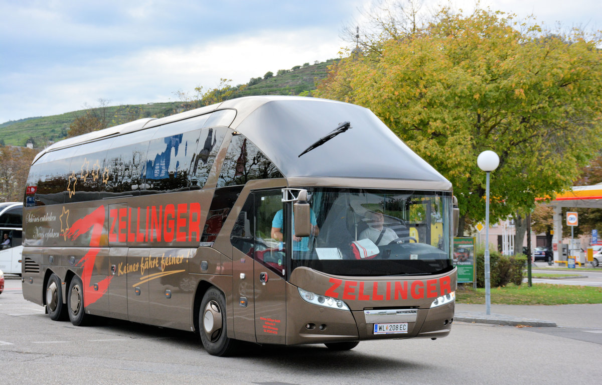 Neoplan Starliner von Zellinger Reisen aus Ober�sterreich in Krems gesehen.
