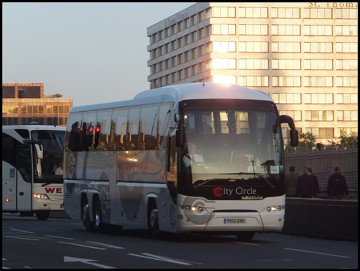 Neoplan Tourliner von City Circle aus England in London.