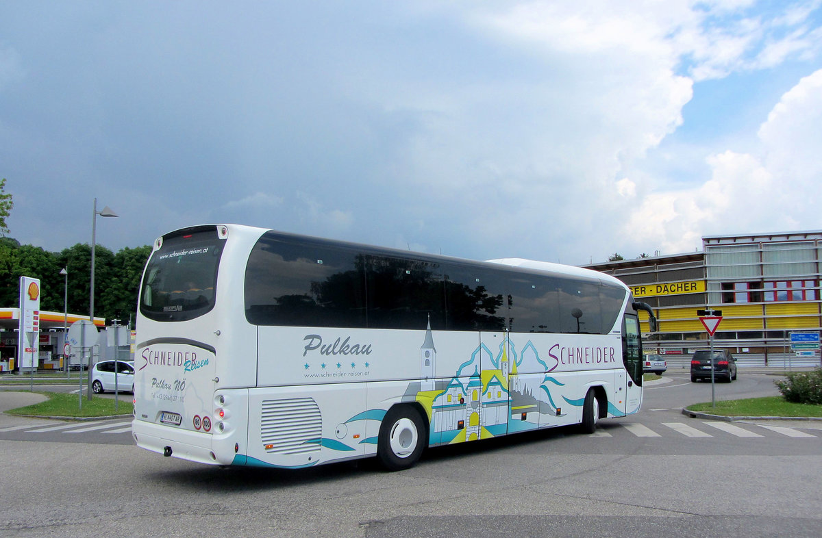 Neoplan Tourliner von Schneider Reisen aus Nieder�sterreich in Krems gesehen.