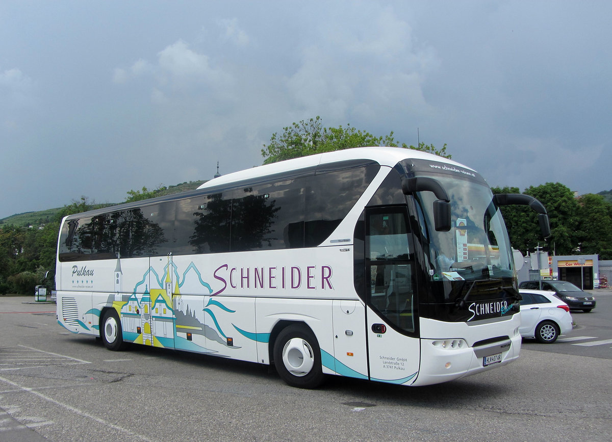 Neoplan Tourliner von Schneider Reisen aus Nieder�sterreich in Krems gesehen.