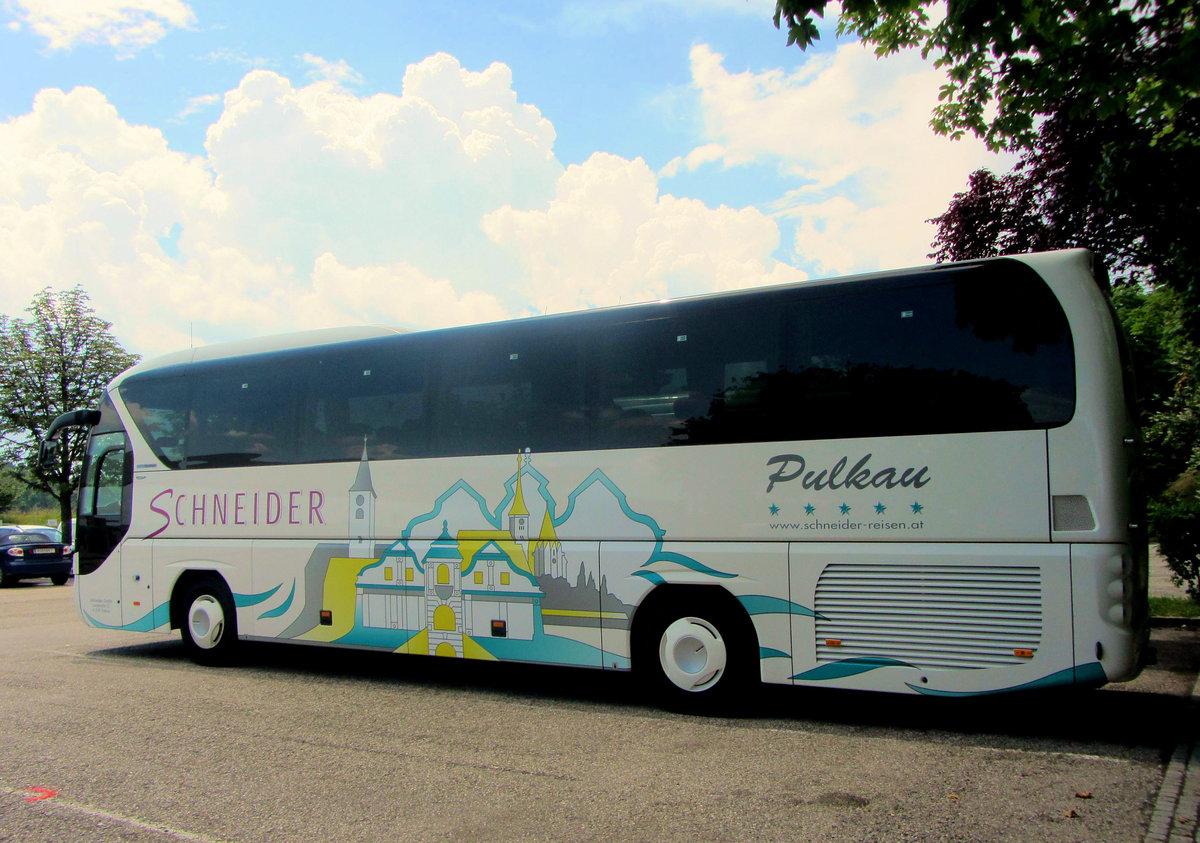 Neoplan Tourliner von Schneider Reisen aus Nieder�sterreich in Krems gesehen.