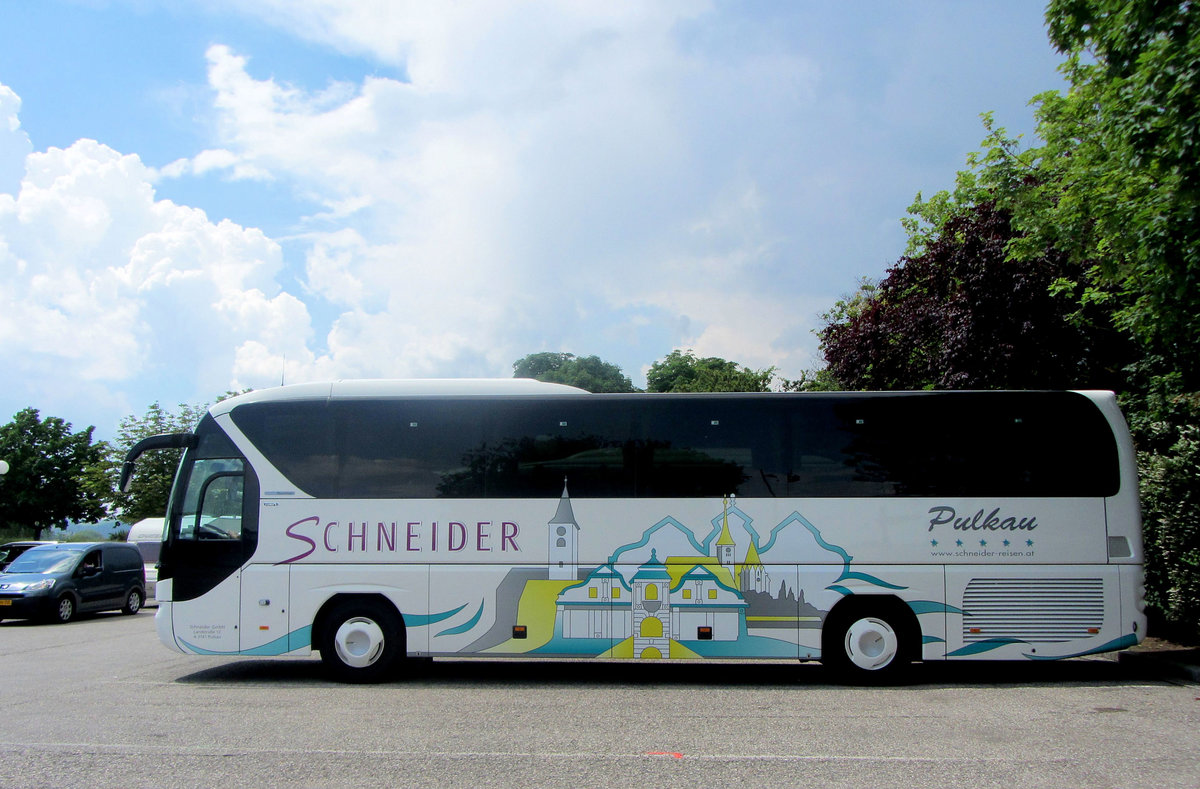 Neoplan Tourliner von Schneider Reisen aus Nieder�sterreich in Krems gesehen.
