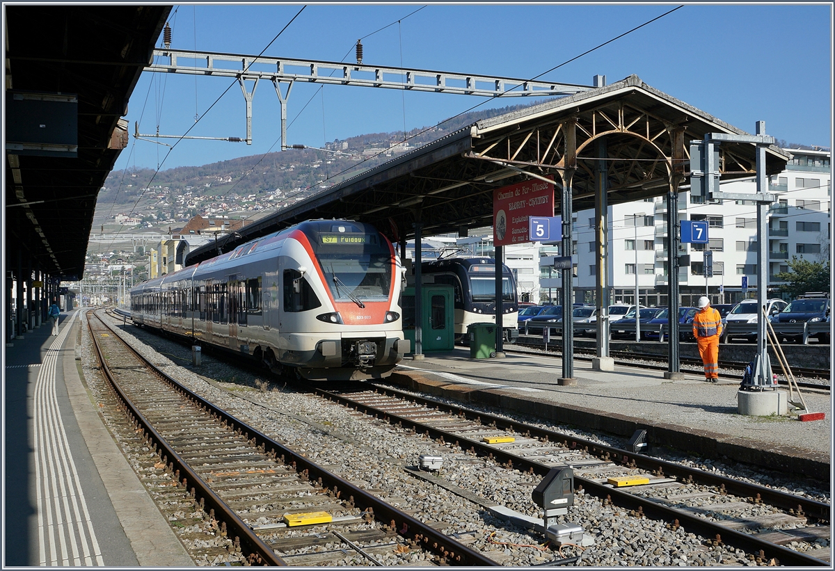 Neuerdings werden auf der  Train des Vignes  Strecke von Vevey nach Puidoux RABe 523 anstelle der Domnino RBDe 560 eingesetzt. 

In Vevey wartet der RABe 523 023 als S 7auf die Fahrt nach Puidoux. 

28. März 2019