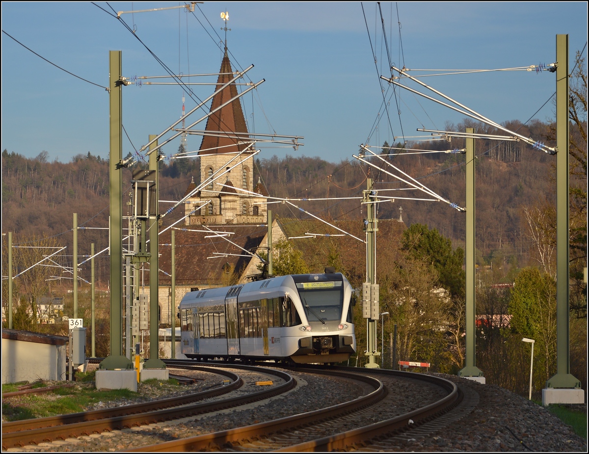 Neuhausen am Rheinfall.

Typischer S-Bahn-Betrieb auf der frisch elektrifizierten Strecke nach Erzingen mit GTW 526 747-1 der Thurbo. März 2014.