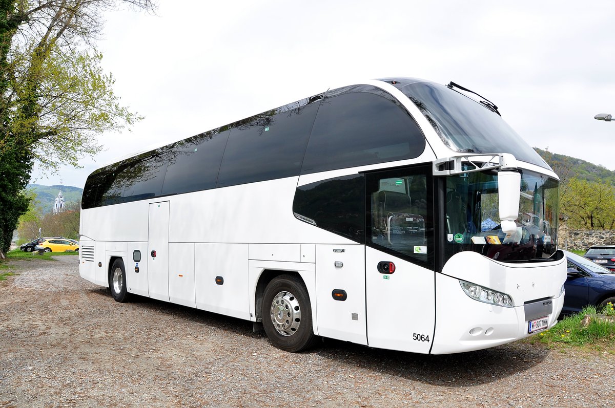  Neutraler  Neoplan Cityliner aus Wien in Drnstein/Wachau/Niedersterreich gesehen.