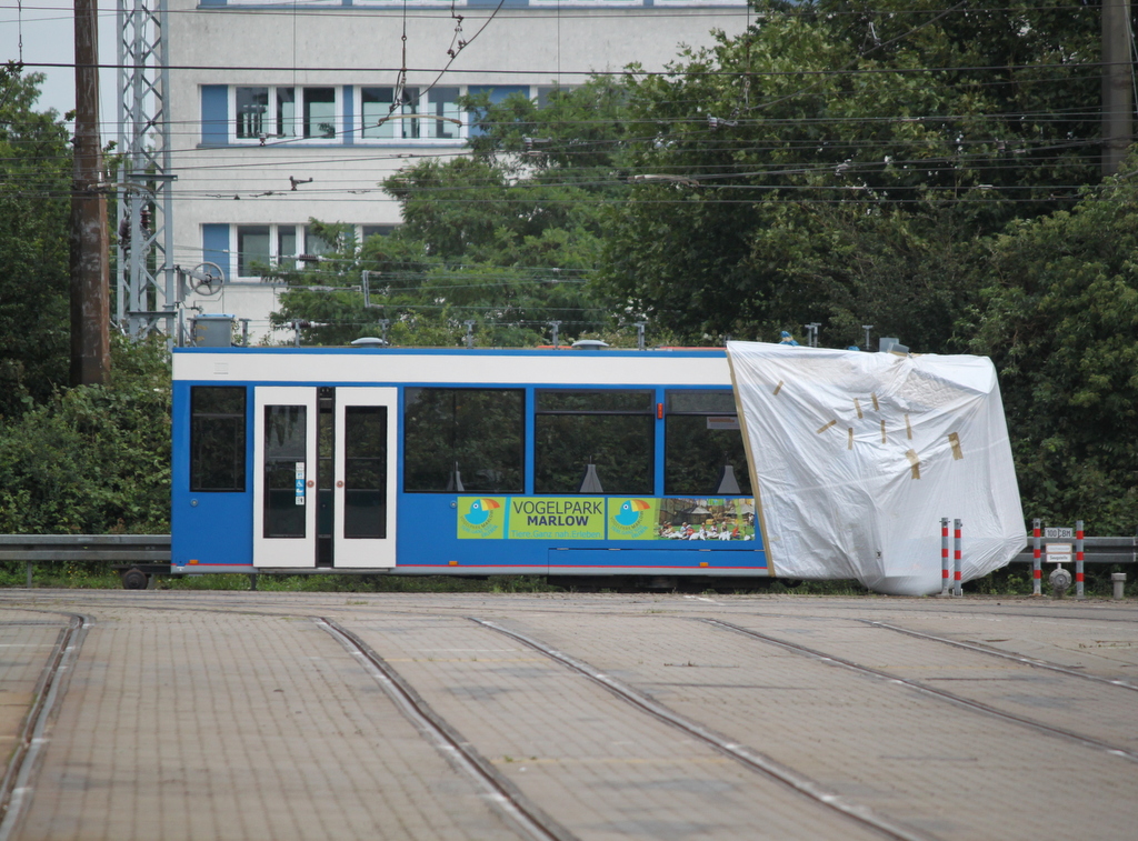 NGT6-Wagen 675 stand am 16.07.2016 auf dem Gel�nde der Rostocker Stra�enbahn AG abgestellt,Sichtbar ist der abgedeckte F�hrerstand. 