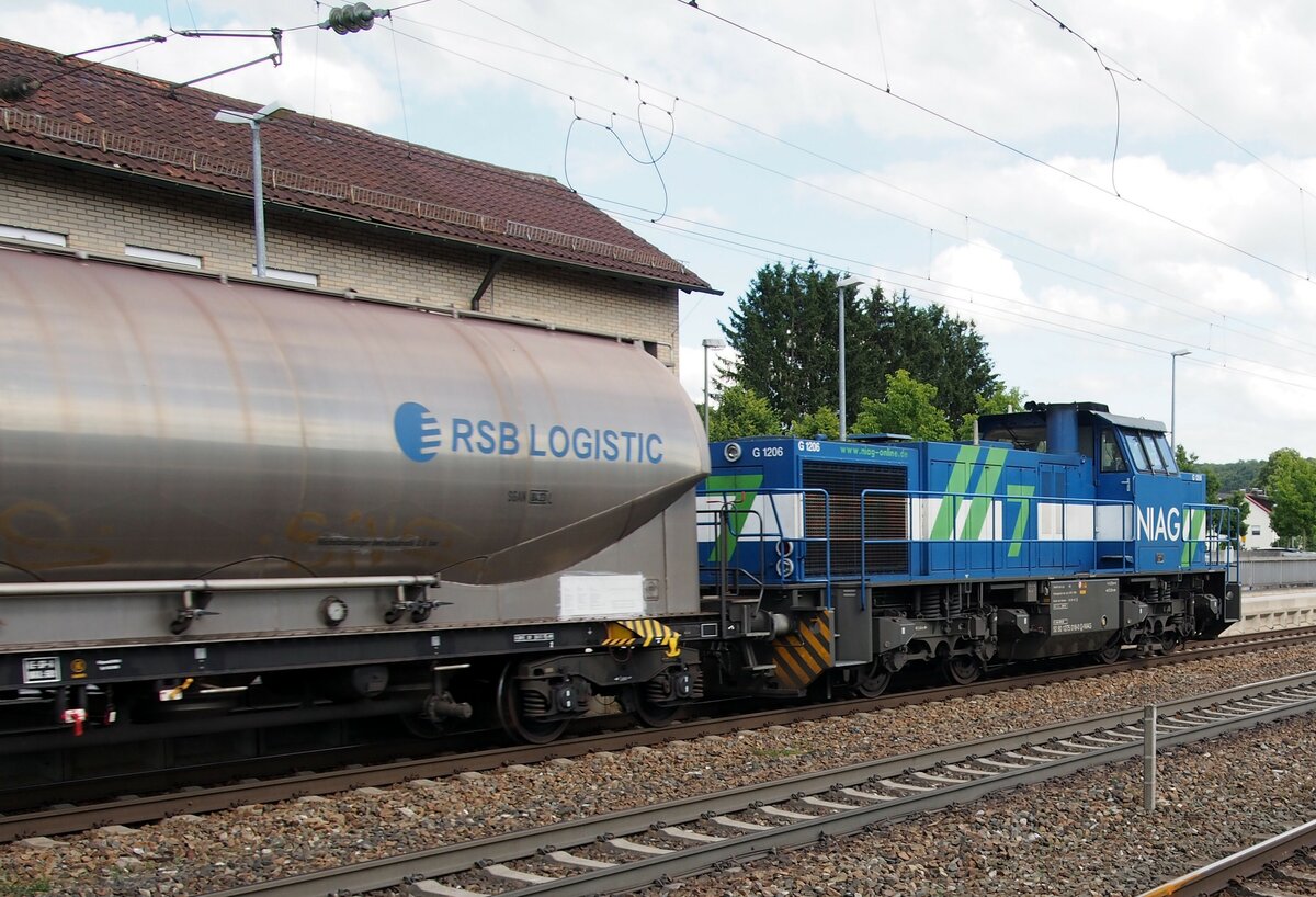NIAG 7 G 1206   92 80 1275 018-0 D-NIAG von Vossloh Baujahr 2011 Fabrik-Nr. 5001988 gibt einem Zementzug Schubhilfe bei Amstetten am 03.07.2020. 