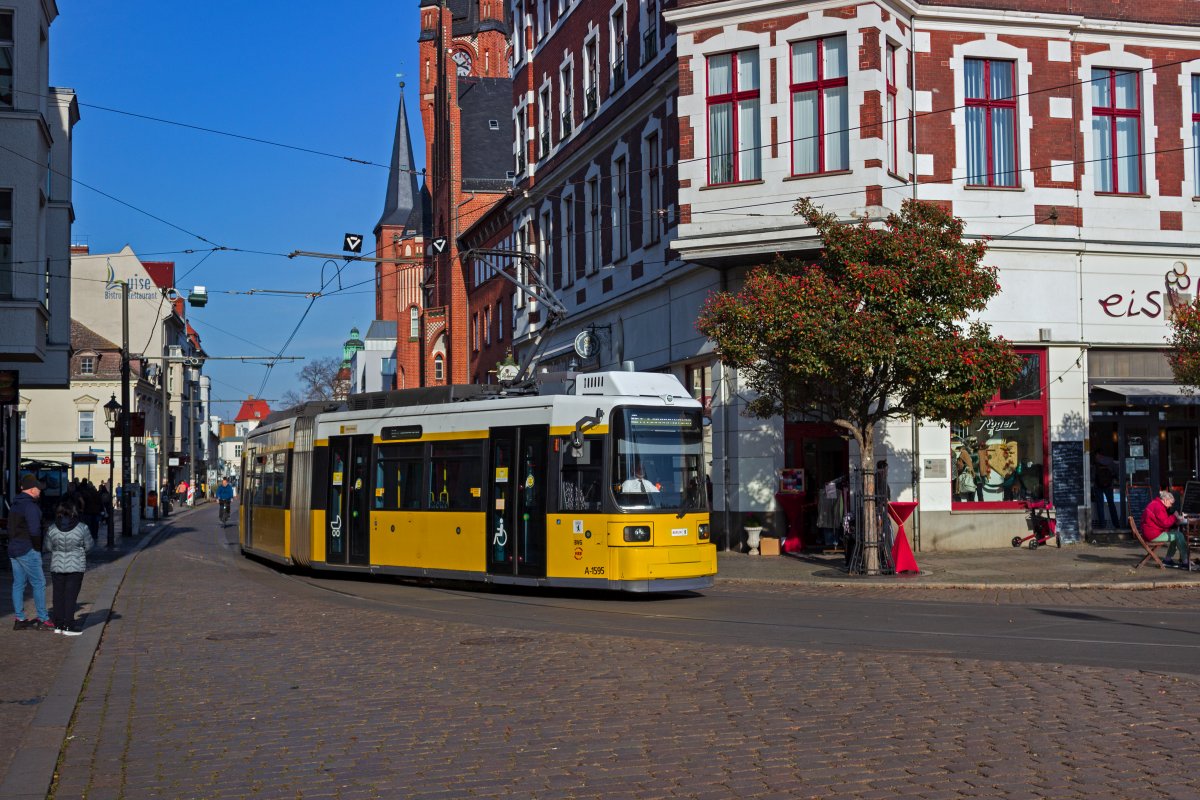 Nicht nur Fans der Straenbahn waren am Nachmittag des 30.10.21 in Kpenick unterwegs, in der Alten Frsterei wurde Fuball gespielt. Um die Fans zum Spiel zu bringen war unter anderem Wagen 1595 als AP-Wagen unterwegs. Nachdem der Zug durch die Altstadt gedreht hat, geht es zurck nach Schneweide.