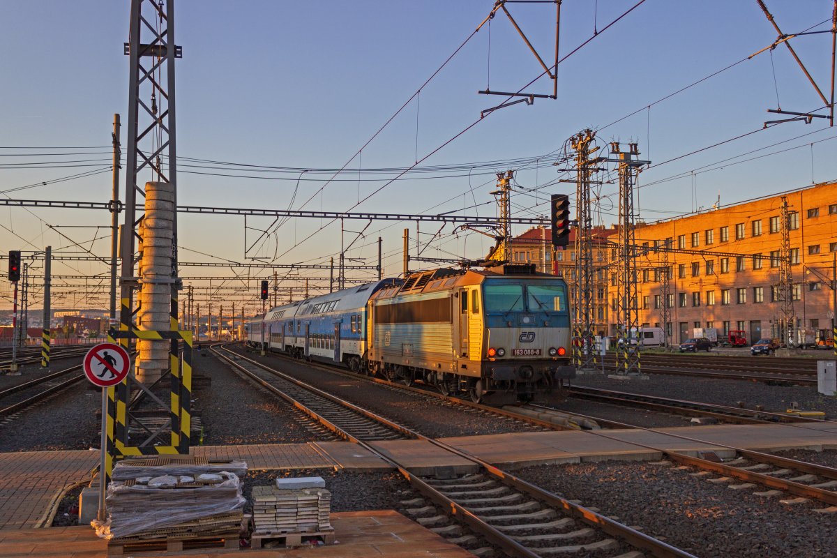 Nicht sehr sauber pr�sentierte sich am 24.06.19 163 088, die eine vom sp�teren Standard abweichende Variante der CD-Lackierung tr�gt. Hier schiebt die Lok einen Wagenpark der tags�ber als Verst�rker auf der Linie S7 eingesetzt wird in Richtung Praha-Liben.