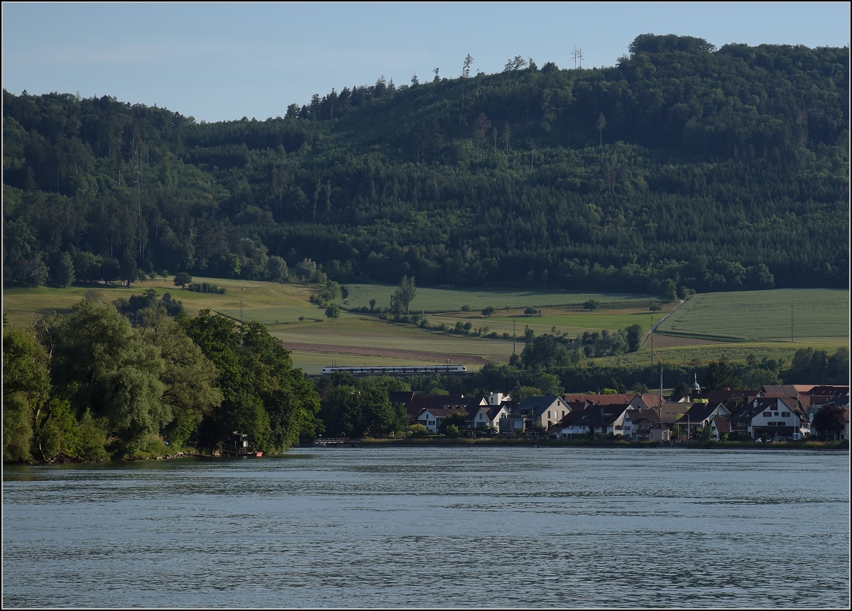 Nicht trivial für den Fotografen, während der Coronakrise Fotos im jeweiligen Nachbarland zu schiessen, aber auch nicht völlig unmöglich. Flirt bei Mumpf. Mai 2020.