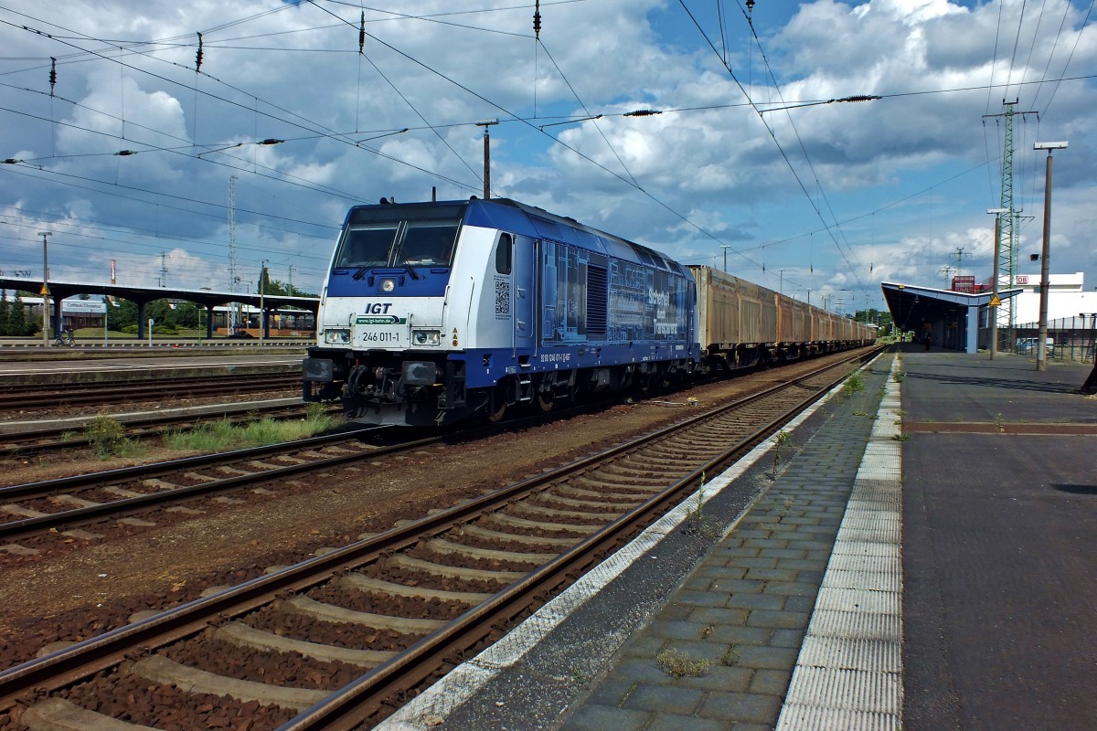 Niedersachsen hat vor Jahren f�r die Linie Hamburg-Stade des Metronom 11 TRAXX-Dieselloks gekauft, aber gar nicht so viele gebraucht. Drei wurden schnell weitervermietet und sp�ter verkauft verkauft, 246 011 fuhr laut railcolor.net nur wenige Tage f�r Metronom, wenn �berhaupt.
Es verschlug sie zur Inbetriebnahmegesellschaft Transporttechnik (IGT), die sie aktuell an Raildox vermietet hat. Am 30.5.14 fuhr sie mit einem dem Geruch nach beladenen Holzzug in Cottbus ein.