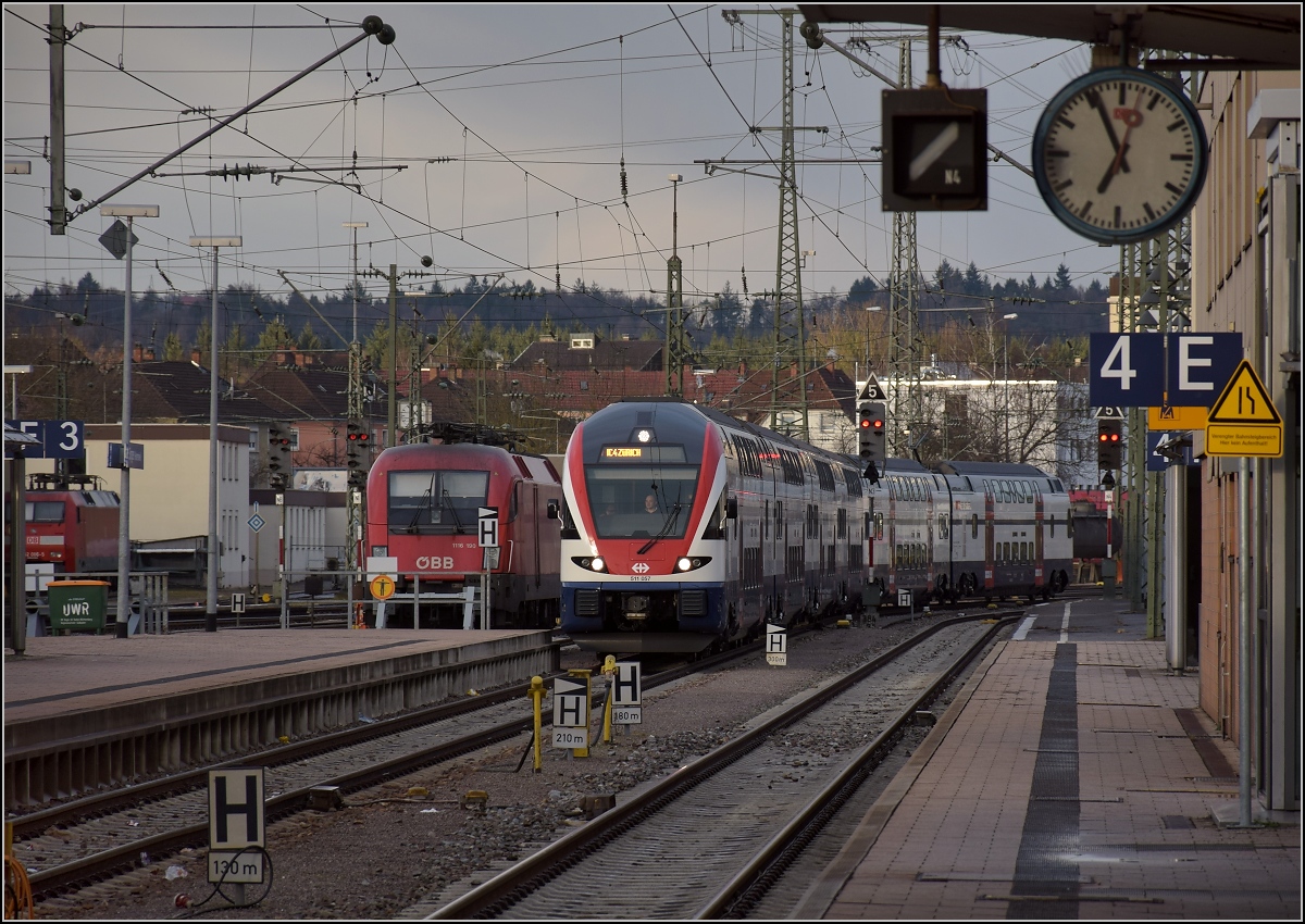 Noch ein neues Fahrzeug in Singen. Mit RABe 511 057 habe ich zum ersten Mal einen Kiss auf deutschen Gleisen gesehen. Bislang erreichte der Zug lediglich den Bahnhof Konstanz, wenn er eine Garnitur Re 460 mit EW IV ersetzte. Wieder ein Fahrzeug mehr auf der langen Liste verschiedener Fahrzeuge im Dienste der Gäubahn-ICs, auch wenn es  sich hier um eine Umsteigeverbindung nach Stuttgart handelt. Immerhin lässt sich so die gesamte Reise auf der reizvollen Strecke Zürich-Stuttgart mit besserem Ausblick im Oberdeck bewältigen. März 2018. 