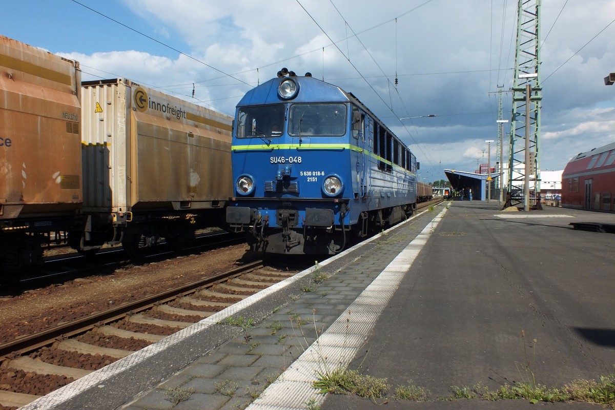 Noch f�hrt das EC-Zugpaar 248/249 einmal t�glich nach Wroclaw, nach DB-Pl�nen aber wohl nicht mehr lange, die Taktlage passt wohl f�r einen Gegenzug zum Berlin-Hamburg-Express. Also scheint es, als w�rde Ende 2015 der letzte EC  Wawel , der die namensgebende Residenz allerdings um gut 250 Kilometer verfehlt, ins fr�here Breslau fahren. Breslau ist 2016 europ�ische Kulturhauptstadt. Aber dann gibt es keinen durchgehenden Fernzug mehr und der Umweg �ber Poznan oder Warszawa wird m�glicherweise schneller, auf jeden Fall aber komfortabler sein, als die Nahverkehrsverbindung, die ganze zwei Mal t�glich von Forst aus nach Zagan verkehrt.
Bis dahin trifft man in Cottbus zwei mal t�glich auf eine Diesellok der polnischen Reihe SU46, die den Zug �ber die Grenze bringt, am 30.5. (wie wohl �fter) mit rund 20 Minuten Versp�tung. Ein sch�nes Foto hat das nicht verhindern k�nnen.