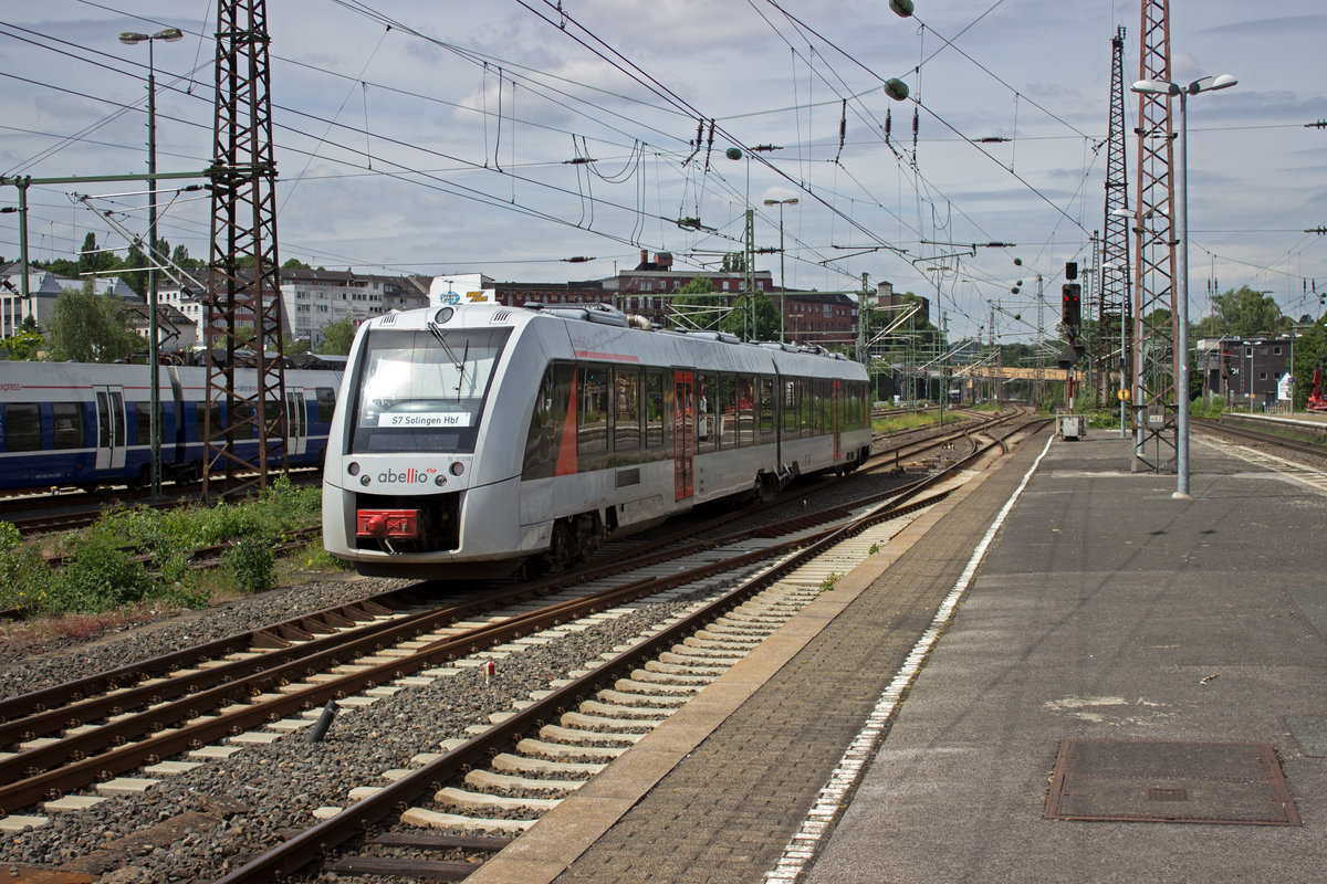 Not macht offenbar erfinderisch. Die anscheinend defekte Zugzielanzeige des 1648 008 von Abellio wurde kurzerhand durch Papierschilder ersetzt. Weil die Z�ge ja nur eine Strecke befahren kein gro�es Problem.