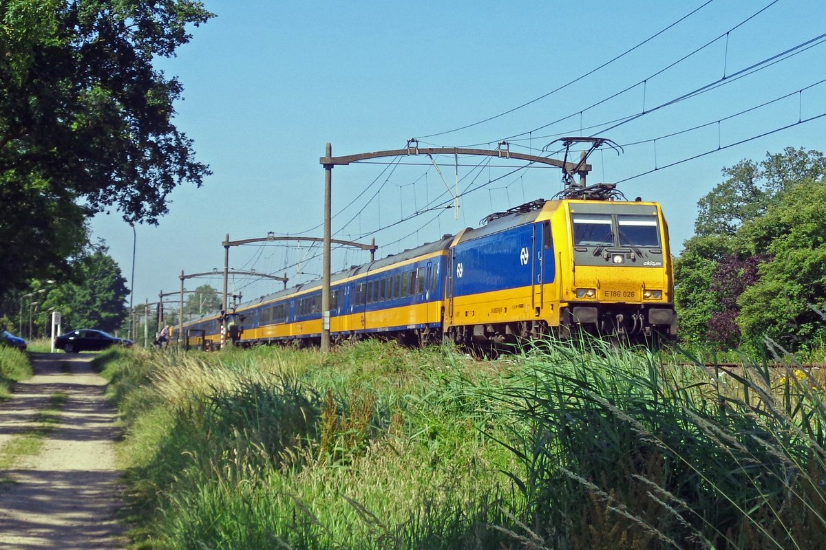 NS 186 026 schleppt ein IC-Direct durch Oisterwijk am 28 Juni 2019.