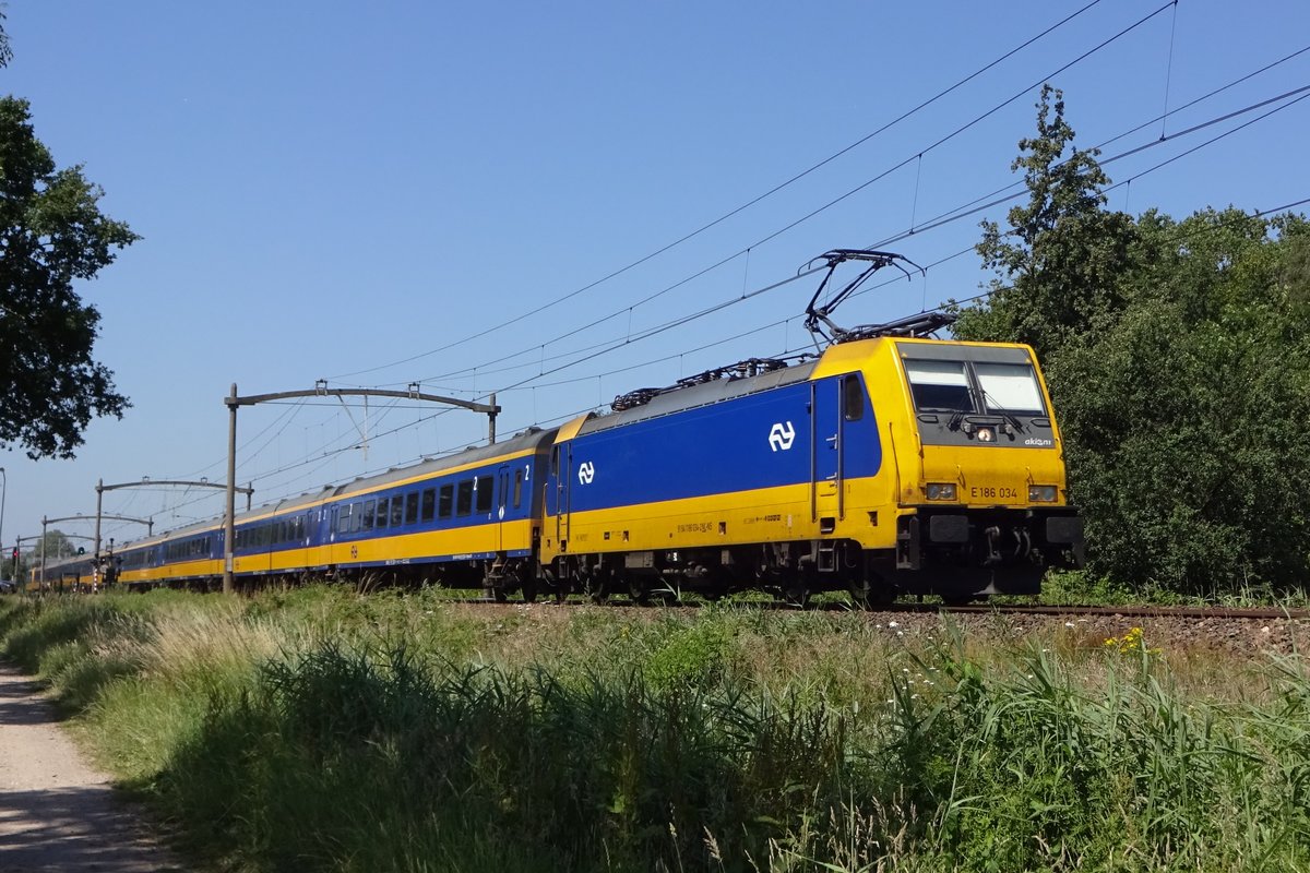 NS 186 034 schleppt ein IC-Direct durch Oisterwijk am 28 Juni 2019. 