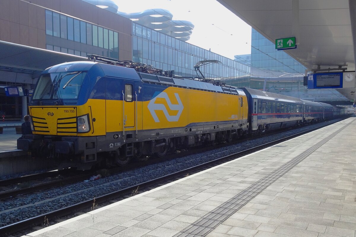 NS 193 733 steht mit ein Nightjet am 14 April 2022 in Utrecht Centraal.