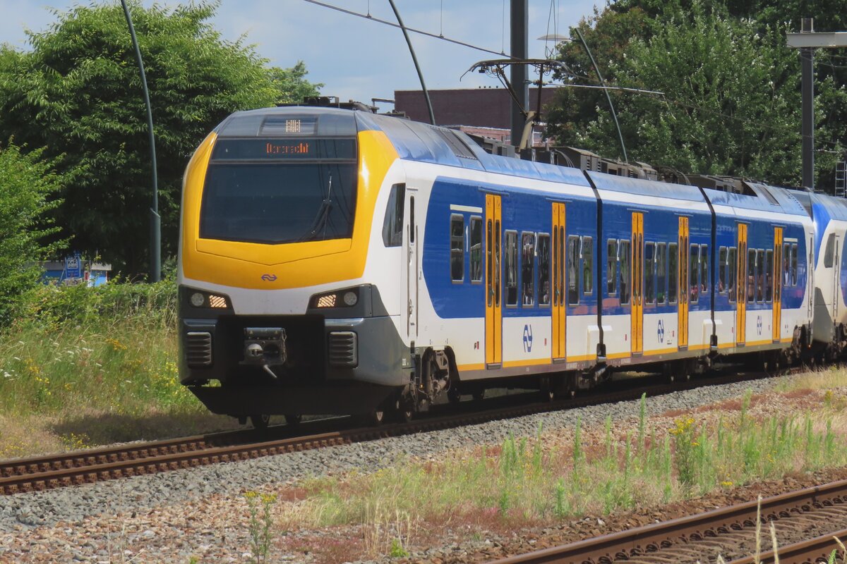 NS 2202 verlasst am 5 Juni 2024 Wijchen auf den Weg nach Dordrecht.