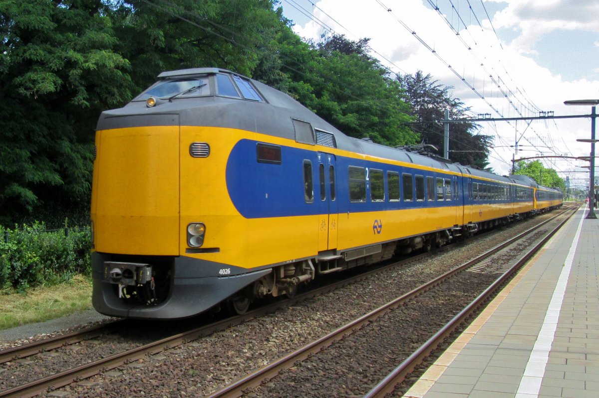 NS 4026 durchfahrt Tilburg-Universiteit am 14 Juli 2016.