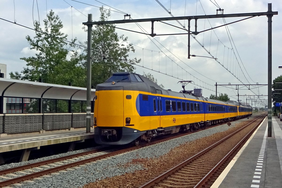 NS 4032 durcheilt Nijmegen-Dukenburg am 29 Augustus 2019. 